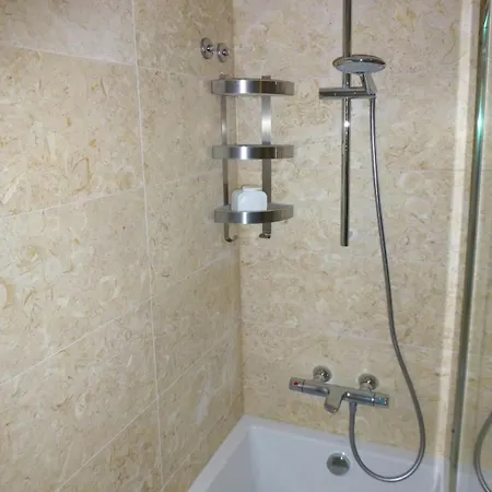 Charming Equipped Ac Lift Parking 4p ליסבון