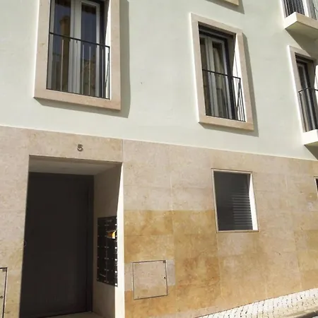 Апартаменты Charming Equipped Ac Lift Parking 4p