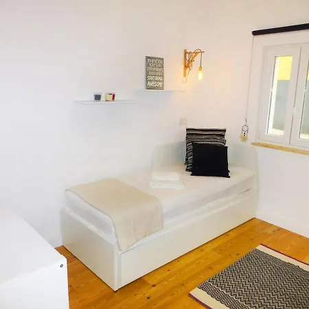 Charming Equipped Ac Lift Parking 4p ליסבון