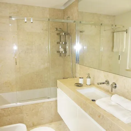 Charming Equipped Ac Lift Parking 4p Apartment