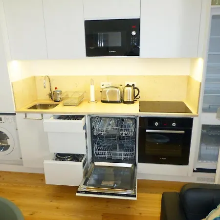 Charming Equipped Ac Lift Parking 4p ליסבון