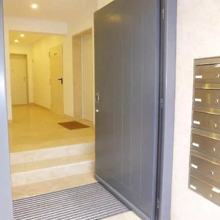 Апартаменты Charming Equipped Ac Lift Parking 4p *